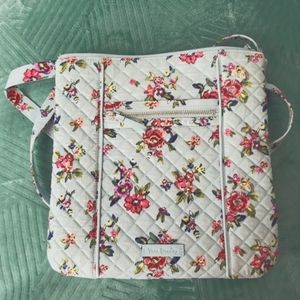 NWOT Vera Bradley Retired Crossbody Hipster. Beautiful pattern w/charger pocket.